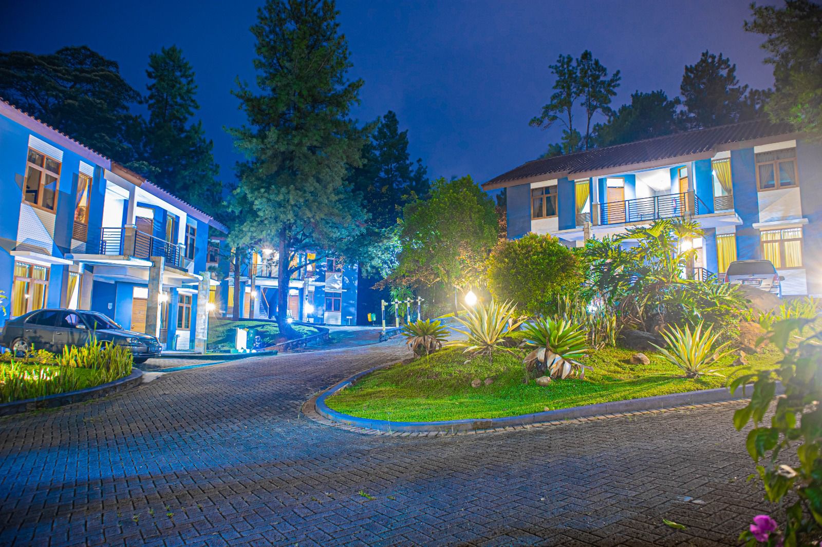 hotel Tampak depan malam hari