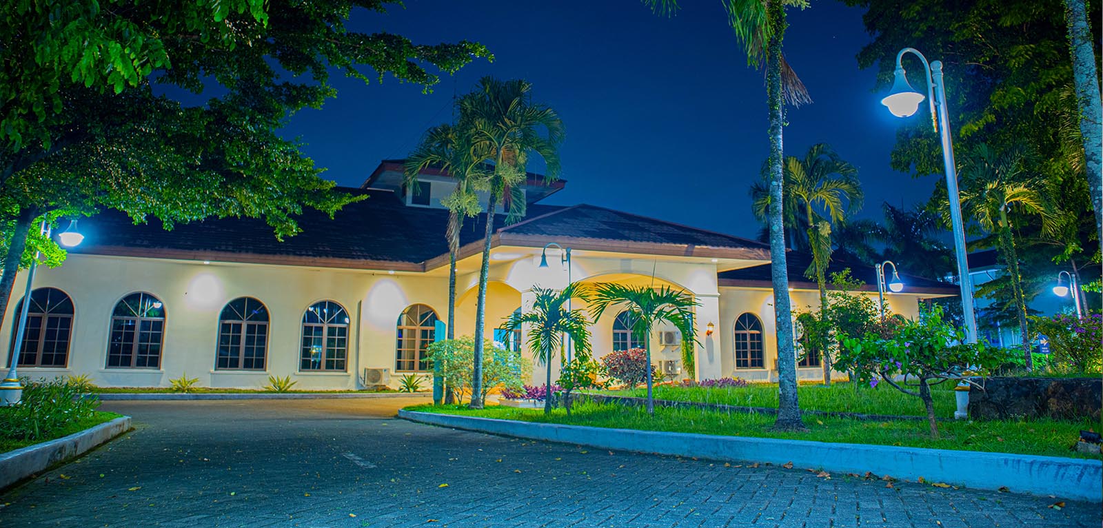 hotel Tampak depan malam hari